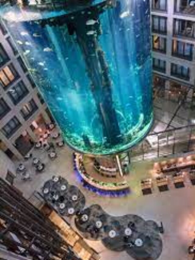 AquaDom aquarium bursts in Berlin